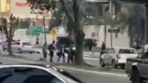 (VIDEO) ¡Chofer y oficial de la Caminera se tonguearon!