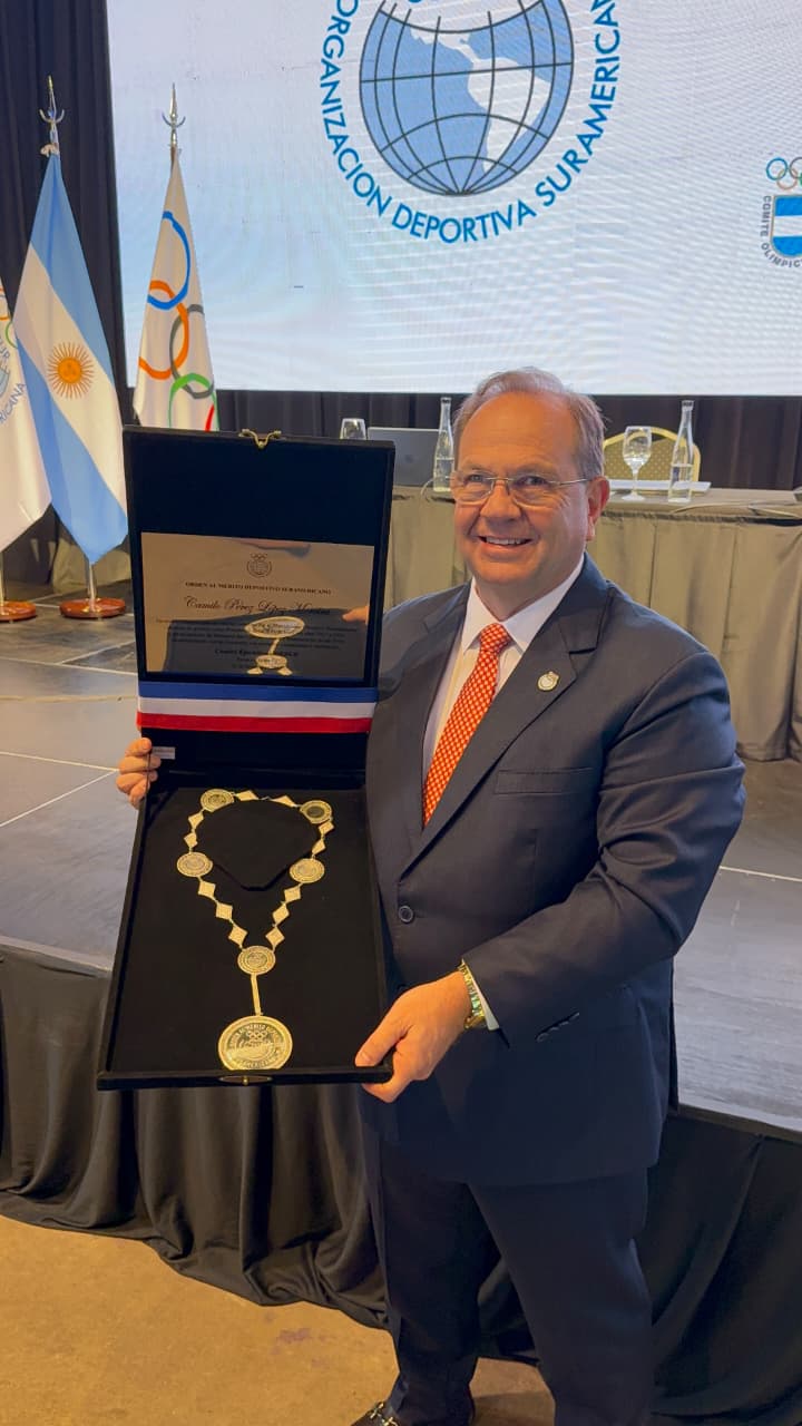 Camilo Pérez recibe la Orden al Mérito Deportivo Suramericano y es reconocido por su legado al frente de ODESUR