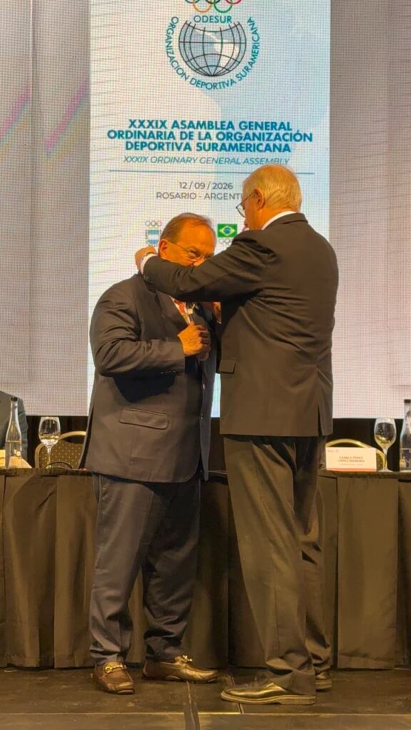 Camilo Pérez recibe la Orden al Mérito Deportivo Suramericano y es reconocido por su legado al frente de ODESUR