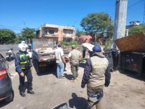 ¡Pillan a otro puerco tirando basura en avenida!
