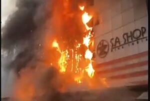Feroz incendio en Ciudad del Este por “causa” de una soldadura