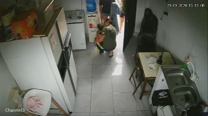 Bomberos asisten a una niña de 3 años