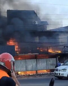 (VIDEO) Feroz incendio desata desvío a San Antonio y moviliza a bomberos