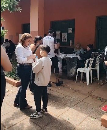Como una electora más, candidata esperó su turno Como una electora más, candidata esperó su turno