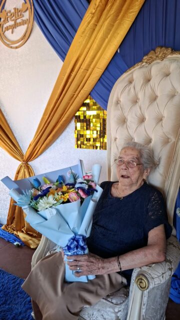¡Doñita vy`apúpe farreó por sus 102 años!