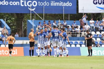 El 12 de Octubre de Itauguá venció a su tocayo de Santo Domingo y recibió su copa de campeón